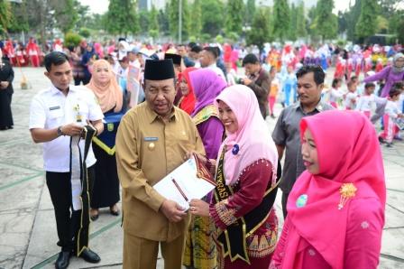 Pimpin Upcara Hardiknas 2018,  Plt Gubri Serahkan Hadiah Kepada Anak Berprestasi